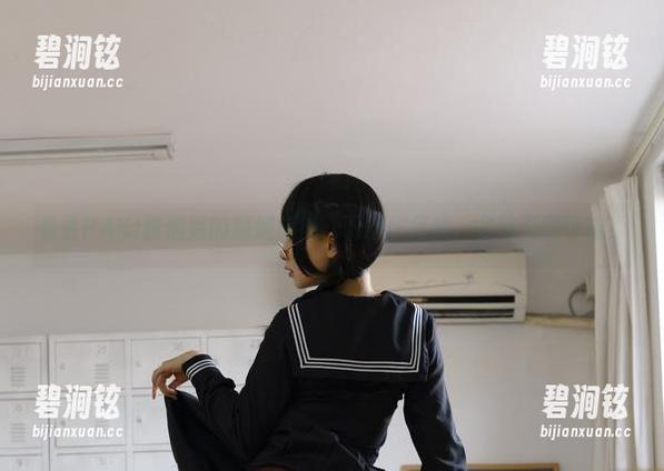 看看PAKI酱遇到的靡烟旗袍，下载作品集，品味无限可能！