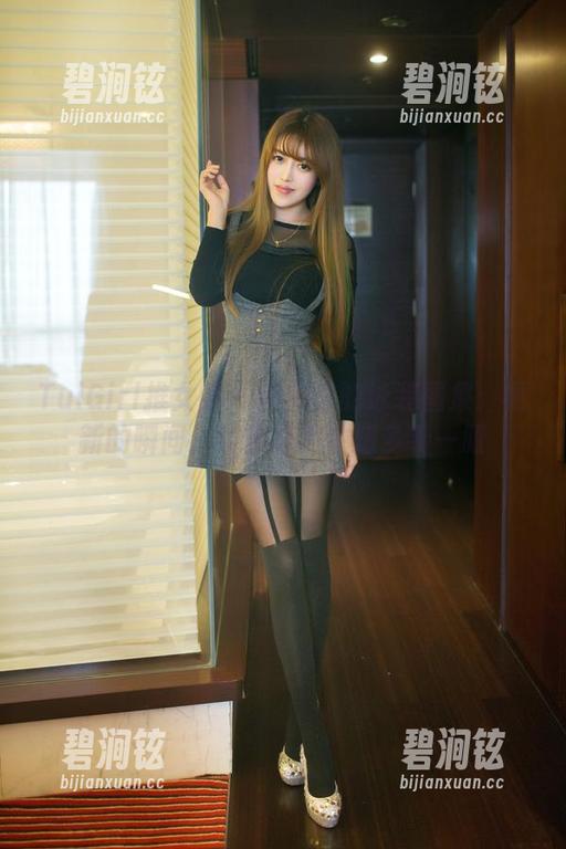 TuiGirl推女郎 - 何奕恋的泳装图集：更新的瞬间，让你忍不住想多看一眼