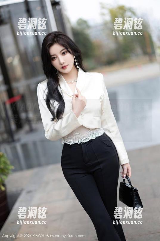 XIAOYU语画界 - 允儿Claire的OL秘书装，最新图库独家放送，真想问她：这样的秘书能不要加班吗？