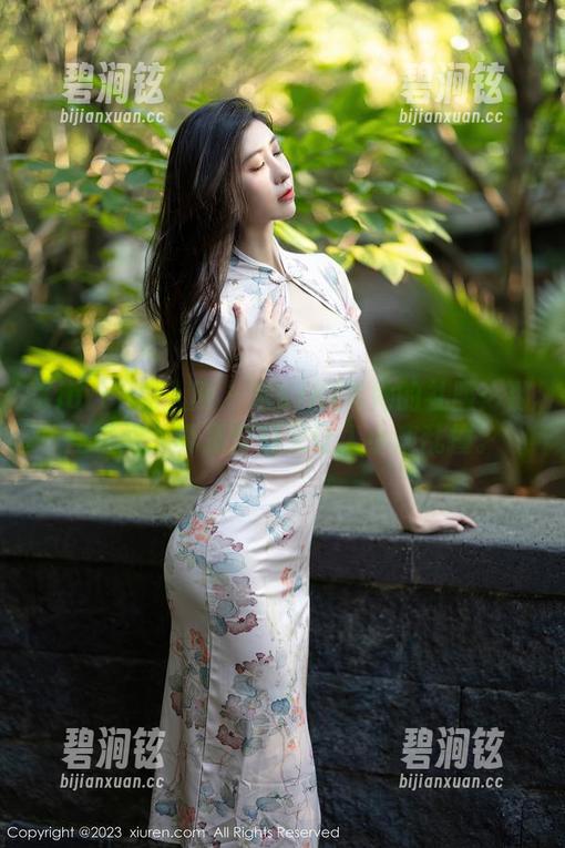 Xiuren秀人网 - 宋KiKi与她的礼服：那些瞬间，真是梦幻又让人小鹿乱撞。