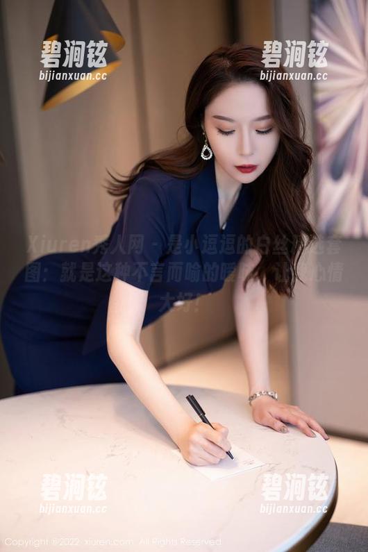 Xiuren秀人网 - 是小逗逗的白丝精选套图：就是这种不言而喻的暧昧，让我心情大好！