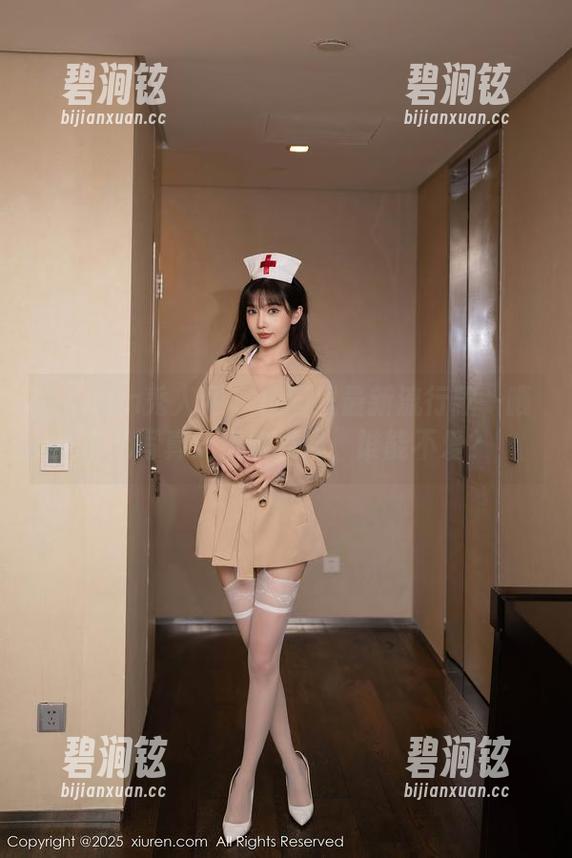 Xiuren秀人网 - 校园里最新流行款—曦宝儿写真：风吹发飘，谁能不爱？