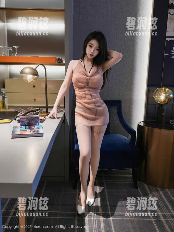 Xiuren秀人网 - 空姐熊晓晓的私房秘笈，图包里装满了空中梦幻！