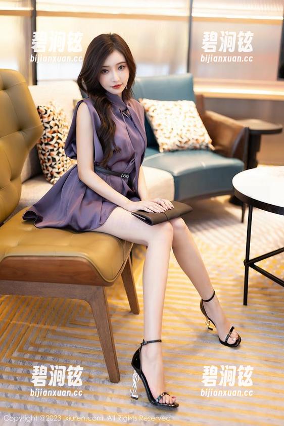 Xiuren秀人网 - 制服背景下的燕甘甘，看看她的私房图包有多惊艳