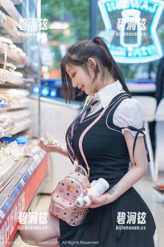 Xiuren秀人网 - 白微Sera海边的套图，听说她在和海浪对话...你信不信？