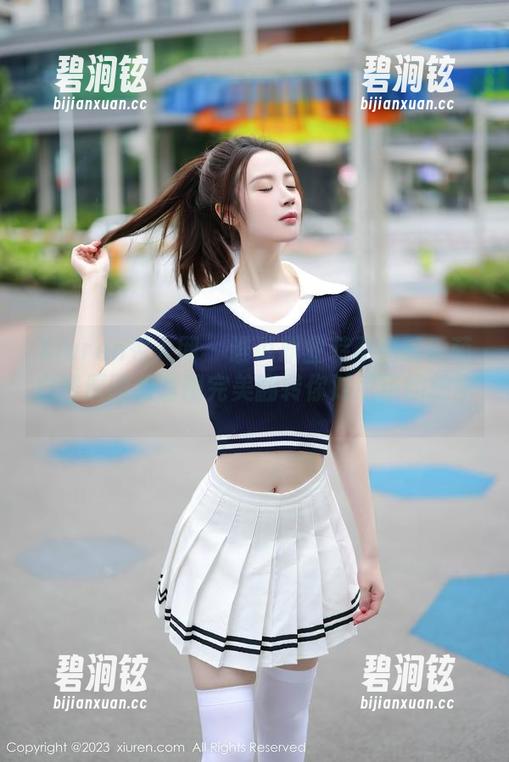 Xiuren秀人网 - 谁说职业装不能萌？萌白酱原图和套图完美翻转你对职场的想象。