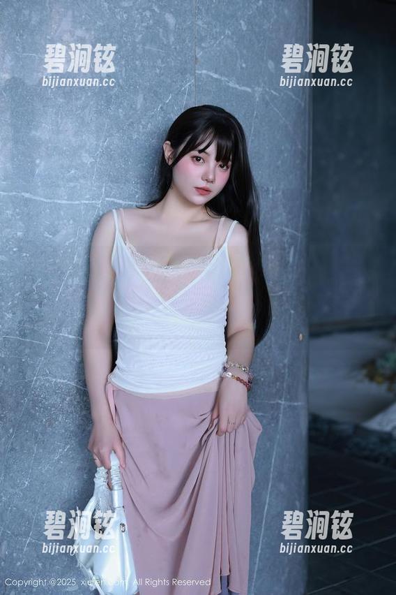 Xiuren秀人网 - 图集大公开！葛征教你如何优雅地炫耀修长美腿，皮质黑丝必备！