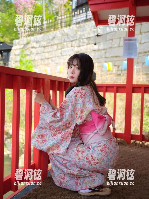最新的wuyo(우요)瑜伽图集，这动作我也想学，等我找个地方练练...或者再等等？
