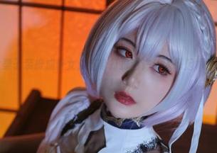 一米八的大梨子装扮成修女：这身打扮也许让人想起樱桃果酱和薄荷茶！