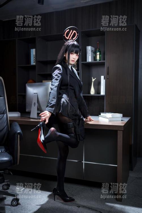免费美图在召唤！看看九柒喵的笑面教授OL制服，绝对不容错过