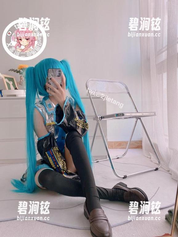 二阶堂宅绘子私房红色外套合集，随手一拍都是焦点，有点上头了呢。