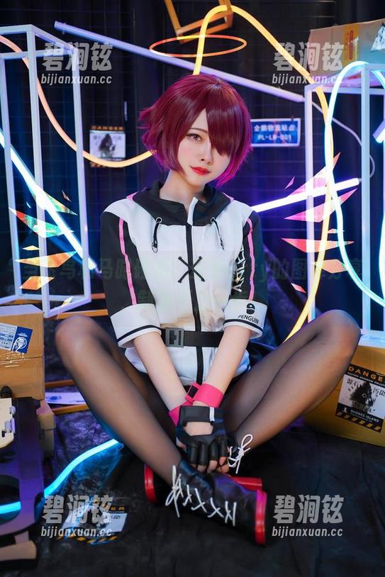 当飞鸟和马时碰撞：亚缇arty的图库分享，制服不止一步！