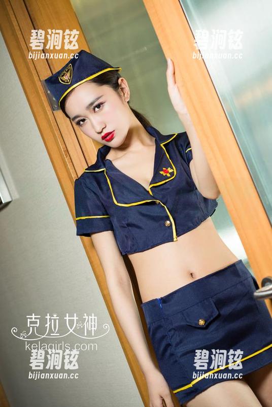克拉女神 - 森林里的魅力，森丽和她的裸足写真：一场与大地的无声约会