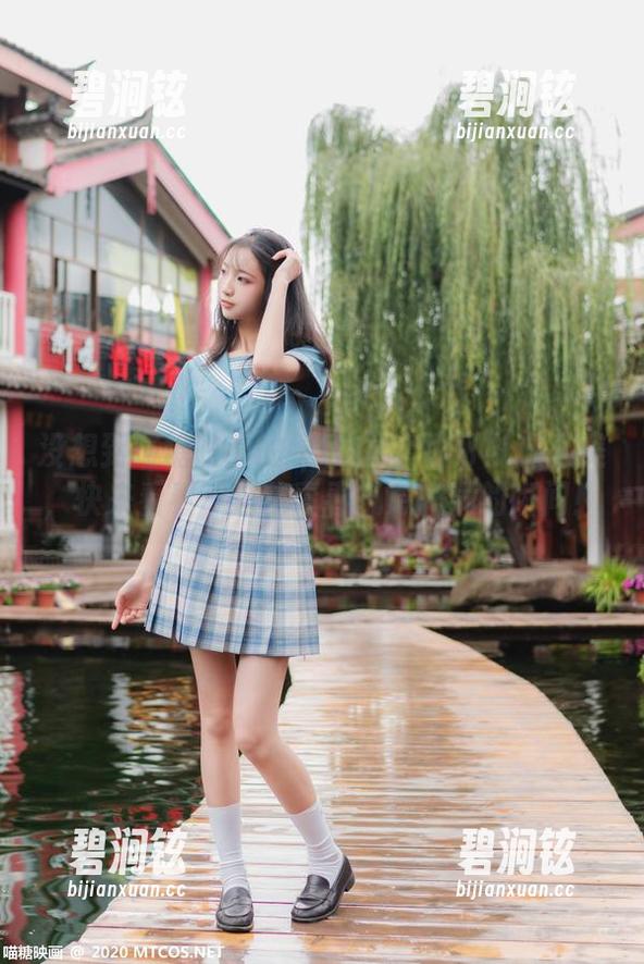 没想到喵糖映画的绿意JK套图可以这么美，快来看看，这些青春气息充满的瞬间！