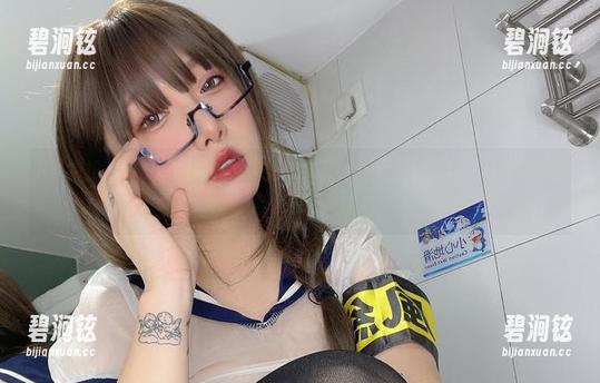 小泉学姐吖的最新图库，女神气场全开，真相搜索失败，谁是她的摄影师？