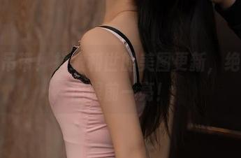 无敌吊带！抖娘利世的美图更新，绝对让你眼前一亮！