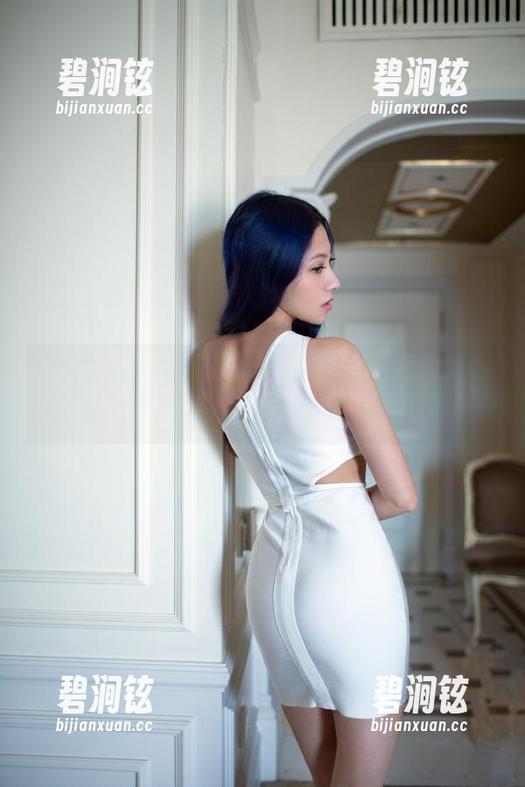 推女郎 - 赵惟依的私藏连衣裙，网盘合集带你进入她的时尚世界！