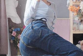 日奈娇写真的原图：连体衣和阳光碰撞出奇妙的感受！