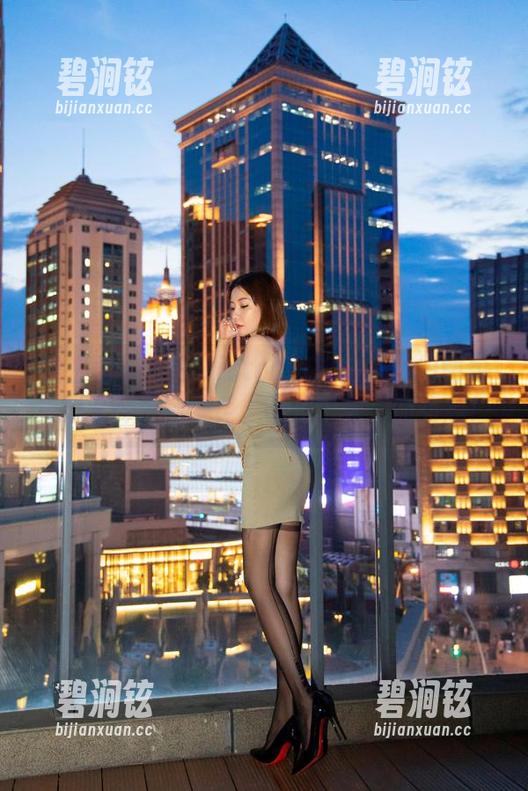 微密圈 - 果儿Victoria旅拍：私拍图包里的各种奇葩姿势，真是‘果’断有趣！