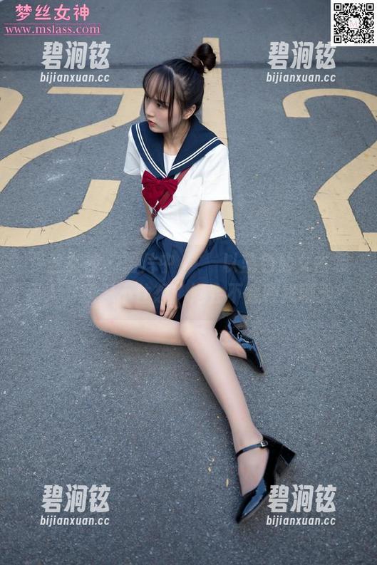 梦丝女神 - 图片中，玥玥以蓝色仙女古装示人，我忍不住想：她会不会跟我聊天？