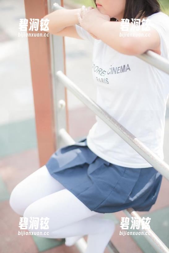 又来了！森萝财团更新的学妹户外肉丝美足写真集，不看真的亏！