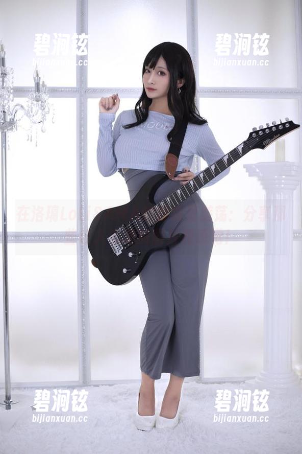 在洛璃LoLiSAMA的棉袜里游荡：分享那些让人心动的图片和感觉！