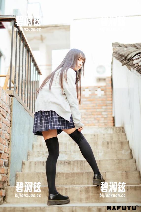 照片里有故事！神乐坂真东以机能天使的姿态，展现出一种只属于她的俏皮与优雅！