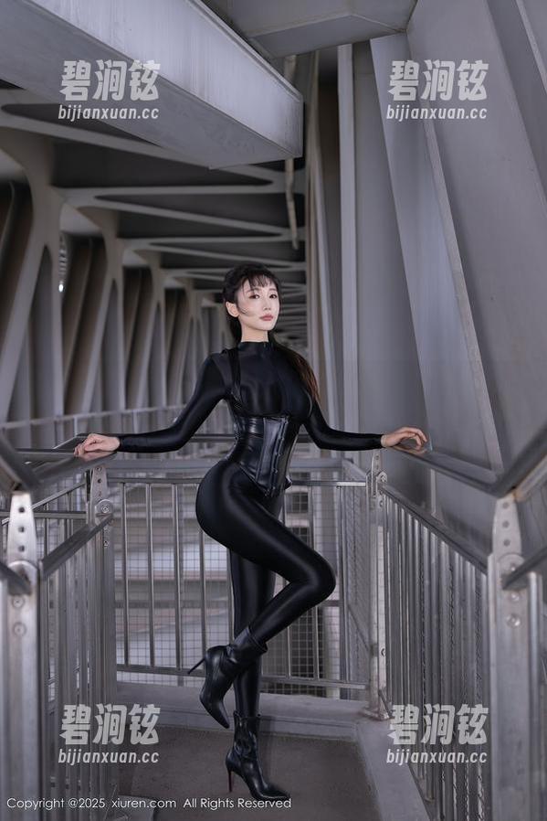秀人网 - 小纯子美足903号：这是我见过最能打的脚丫！