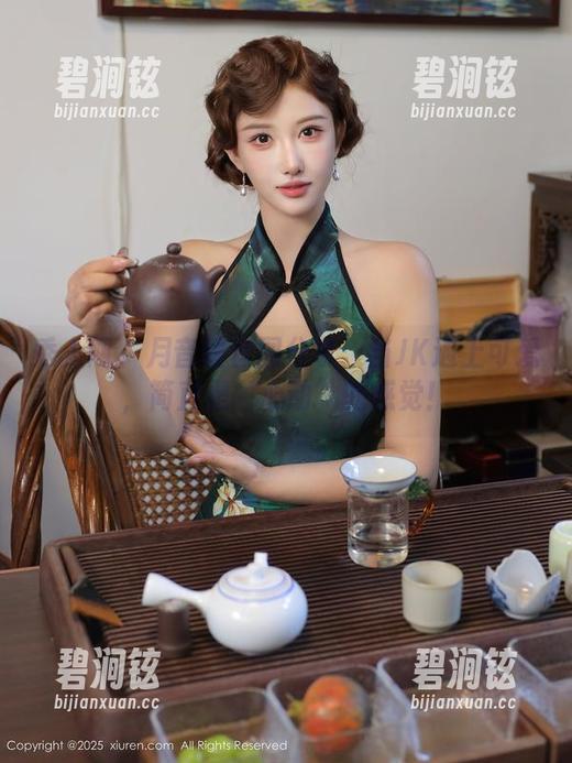 秀人网 - 月音瞳套图分享：当JK遇上可爱，简直是‘心动’的感觉！