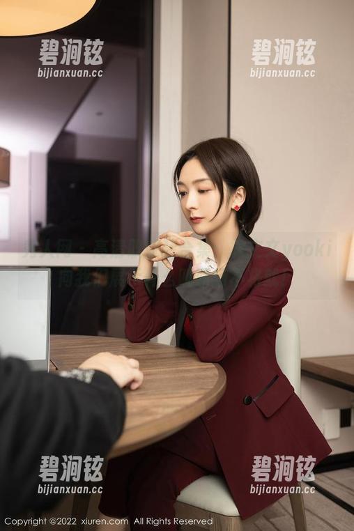 秀人网 - 高清职业装合集：林文文yooki向我们展示什么叫职场不将就！