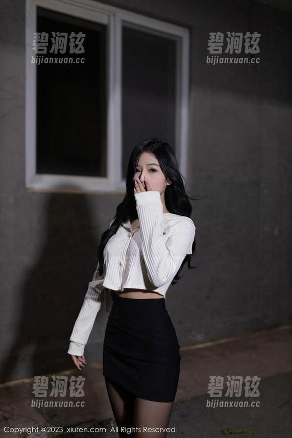 秀人网 - 穿上礼服的艺轩：她的高清写真集真的是规定动作与即兴创作的完美结合！