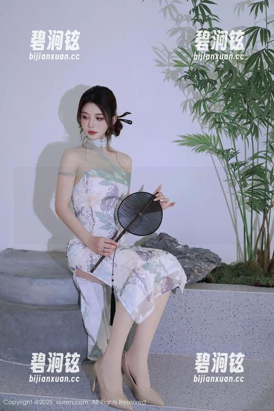 秀人网 - 丝袜印象：蕾蕾醒了没的照片让我觉得，生活可以这么‘滑’！快来下载，带走你的‘眼福’！