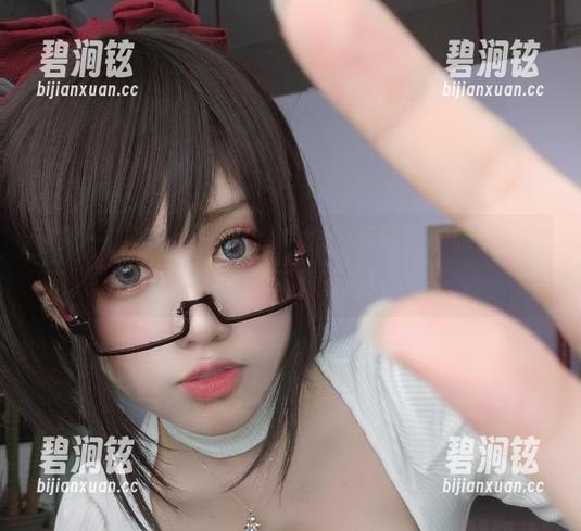 芊川一笑MNK的眼镜私拍，不只是一张原图，更是一场搞笑秀！