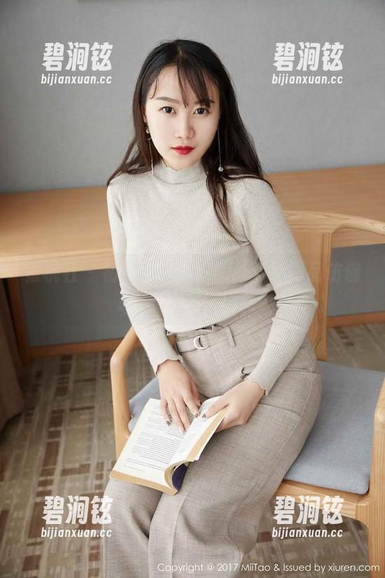 蜜桃社 - 初月的女仆之美：下载作品仿佛打开了一扇小窗！