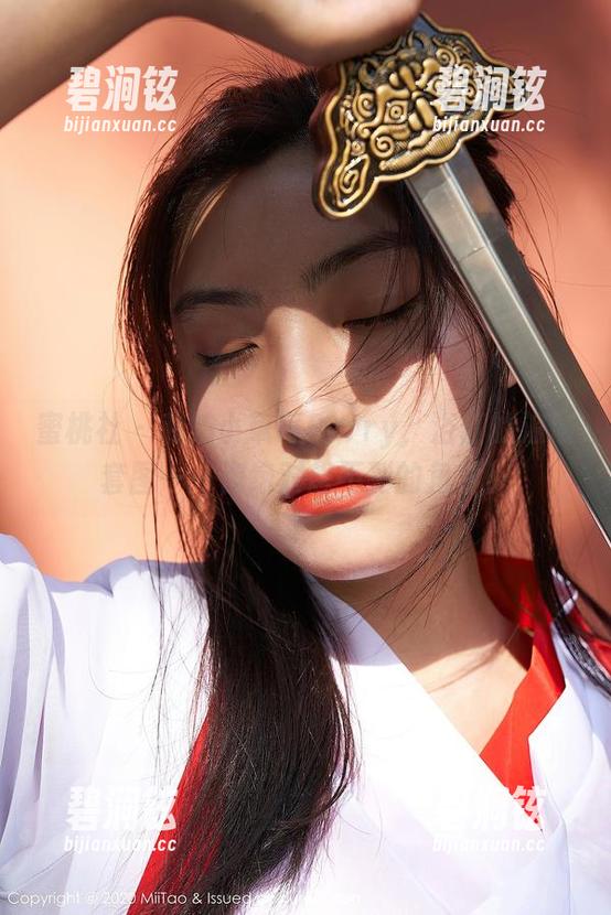 蜜桃社 - 私拍小草莓Berry，浴缸的浪漫套图——你绝对想不到的角度！