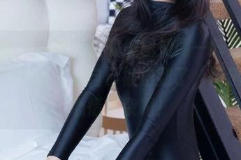 袜啵啵 – 瑶瑶海边的美图如同一阵海浪，波动间我都感觉自己被拍到了，精选得我心情复杂啊！