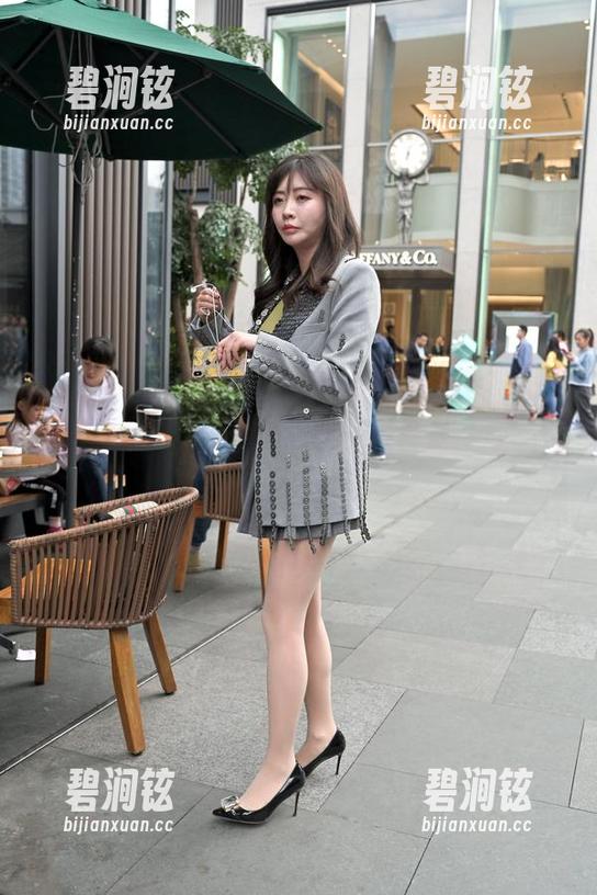魔镜街拍 - 婷婷强势回归图库，白色吊带连衣裙+黑丝美腿，这组合也太有诱惑力了吧！