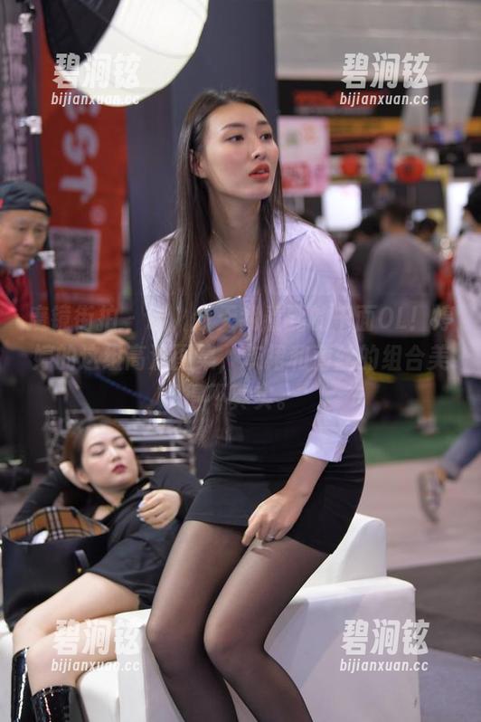 魔镜街拍 - 哇，今天我看到的千面OL！婷婷的这组高清图集，灰裙和薄丝的组合美得不真实。