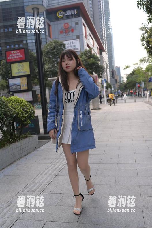 魔镜街拍 - OL黑丝美女婷婷的工作日常，美图在精选中悄然绽放