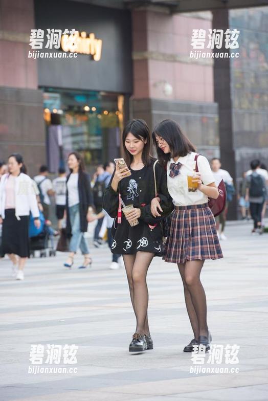 魔镜街拍 - 楼楼的白色连衣裙图包，谁说清纯就不能有点调皮？